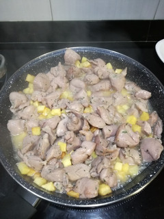 Una foto de Pavo al ajillo con patatas