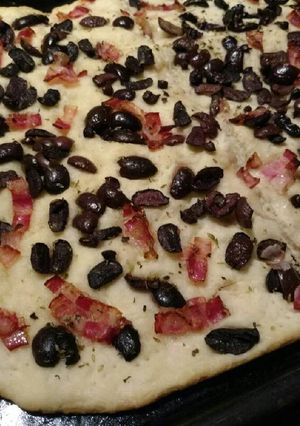 Una foto de Focaccia de panceta y aceitunas negras