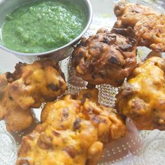 A picture of Chana pakoda.
