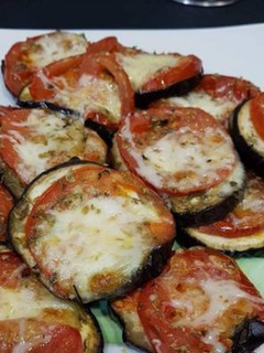 Una foto de Mini pizzas de berenjena