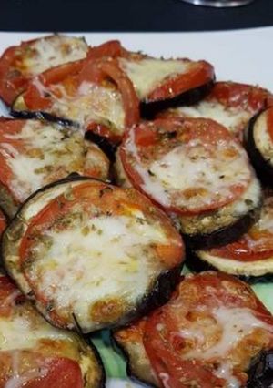 Una foto de Mini pizzas de berenjena