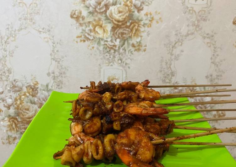 Sate udang cumi bakar pedas