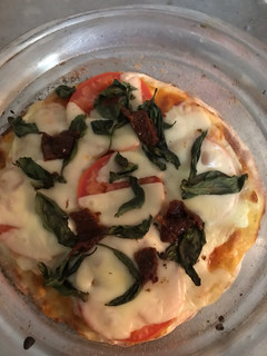 Una foto de Pizza margarita con doble masa