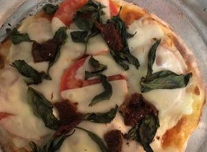 Una foto de Pizza margarita con doble masa