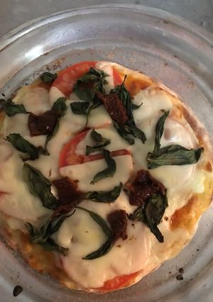 Una foto de Pizza margarita con doble masa