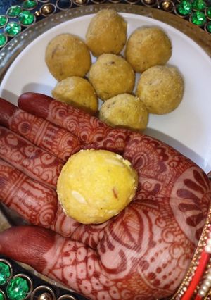A picture of Chana dal coconut ladoo.