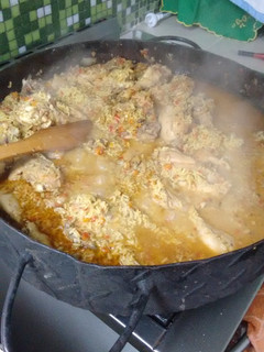 Una foto de Pollo a la cerveza y arroz con azafrán