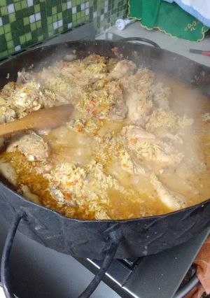 Una foto de Pollo a la cerveza y arroz con azafrán