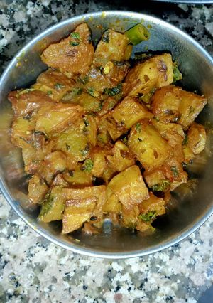 तवा आलू सब्ज़ी(TAVA ALOO SABZI RECIPE IN HINDI) रेसिपी मुख्य फोटो