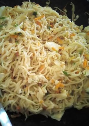 A picture of Stir fry noodles and eggs.