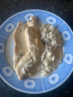 Una foto de Pechugas de pollo con champiñones y nata