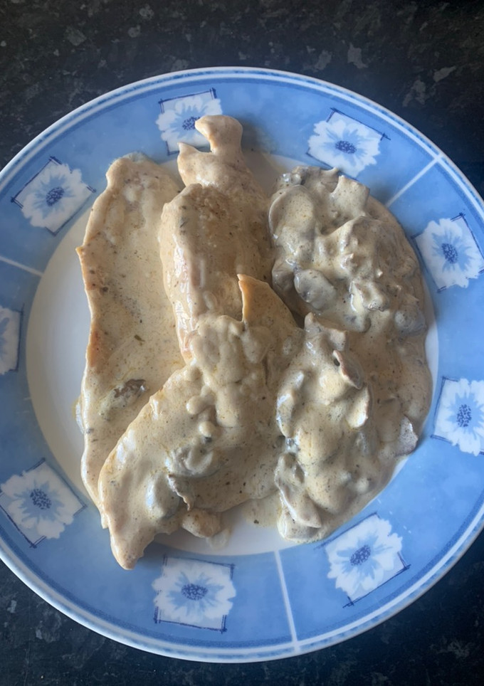 Una foto de Pechugas de pollo con champiñones y nata