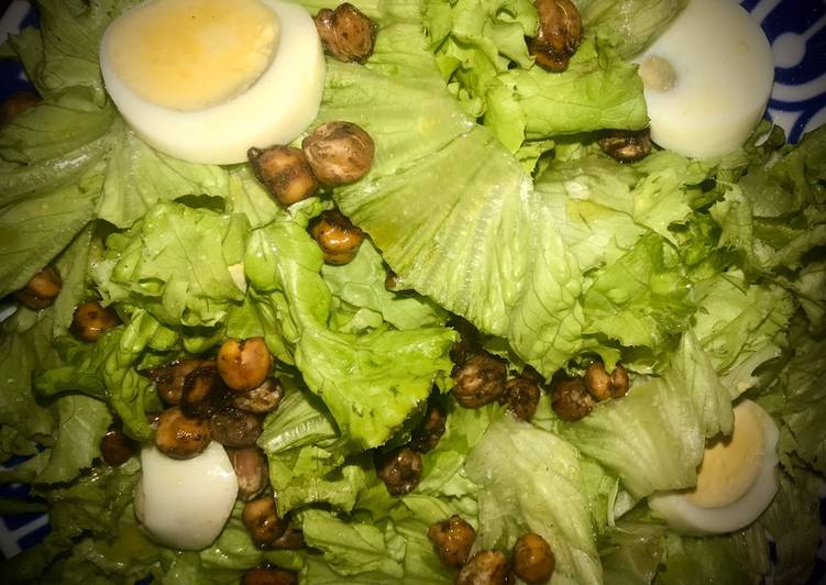 Ensalada de huevo cocido y garbanzos tostados