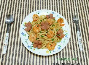 Hình của món Mì UDon Xào Xúc Xích 소시지볶음 우동.