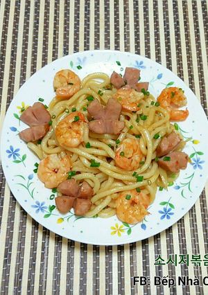 Hình của món Mì UDon Xào Xúc Xích 소시지볶음 우동.
