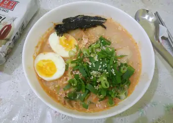 Siap Saji Kimchi ramyeon (dengan gekikara ramen) Sedap