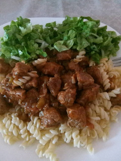 Una foto de Guiso fideo con ensaladas de lechuga