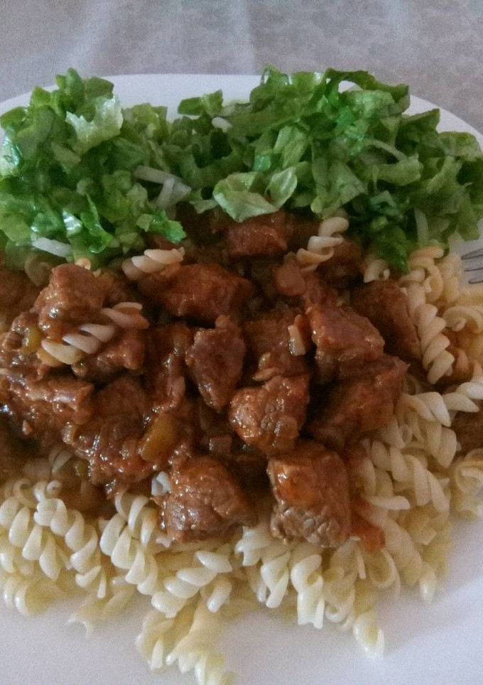 Una foto de Guiso fideo con ensaladas de lechuga