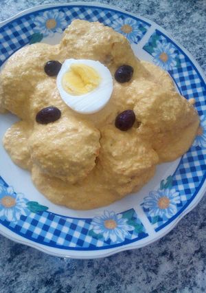 Una foto de Papa a la huancaina con tarwi o chocho