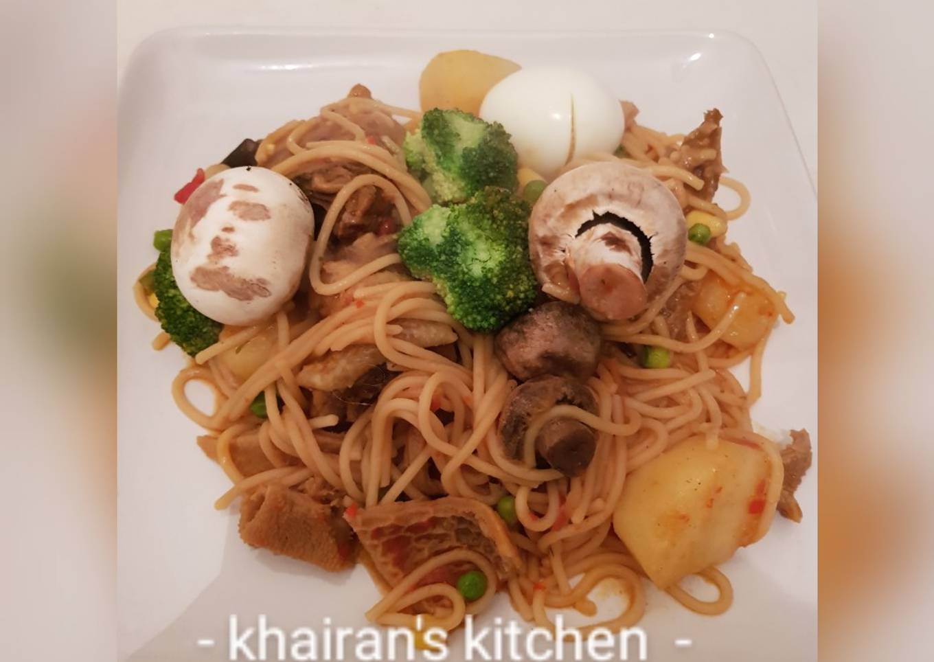 Jollof spaghetti with mushrooms and broccoli
