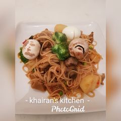 A picture of Jollof spaghetti with mushrooms and broccoli.