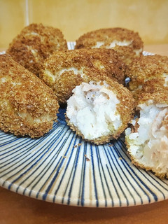 Una foto de Croquetas de pollo y queso de cabra en airfryer