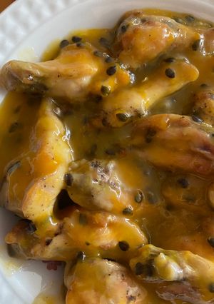 Una foto de Alitas con salsa de maracuyá