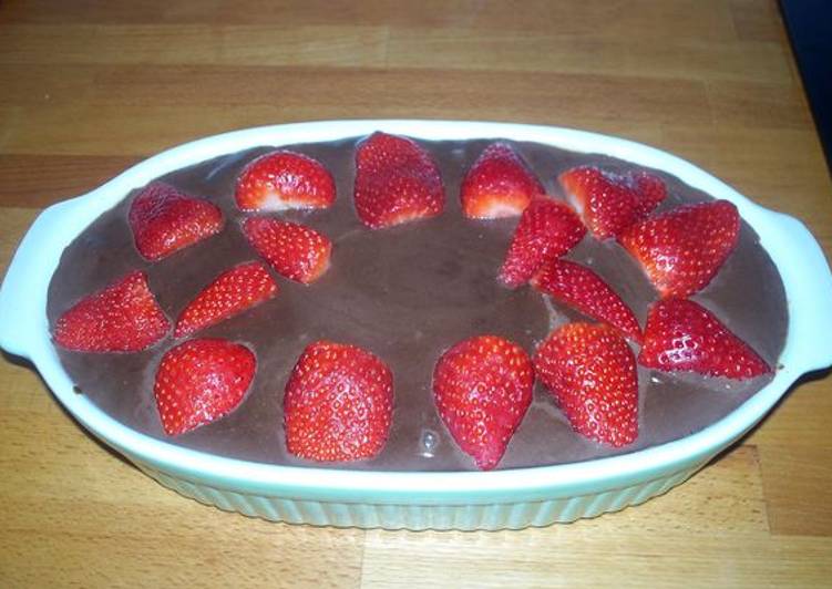 Tarta de galletas y fresas