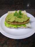 Sándwich verde con untable vegan de palta y arvejas 🌱