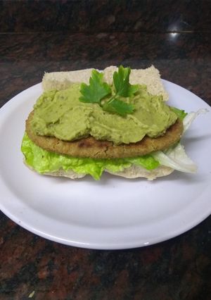 Una foto de Sándwich verde con untable vegan de palta y arvejas 🌱