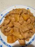 Pollo y papas en salsa