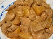 Una foto de pollos en salsa