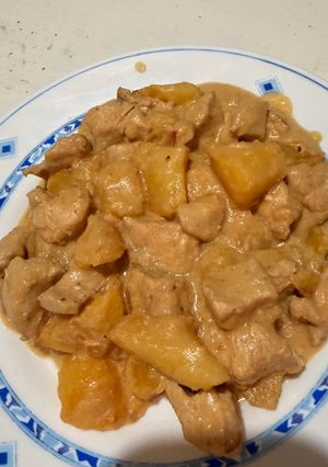 Foto principal de Pollo y papas en salsa