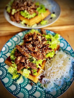 Una foto de Ternera en salsa hoisin sobre gofre de kéfir y fideos konjac