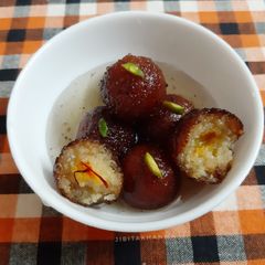 A picture of Gulab Jamun.