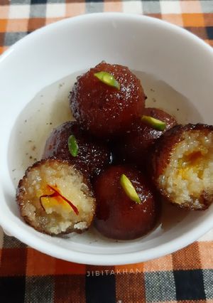 A picture of Gulab Jamun.
