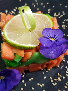 Una foto de ¿ Tartar de salmón y aguacate??... no de manzana y papaya