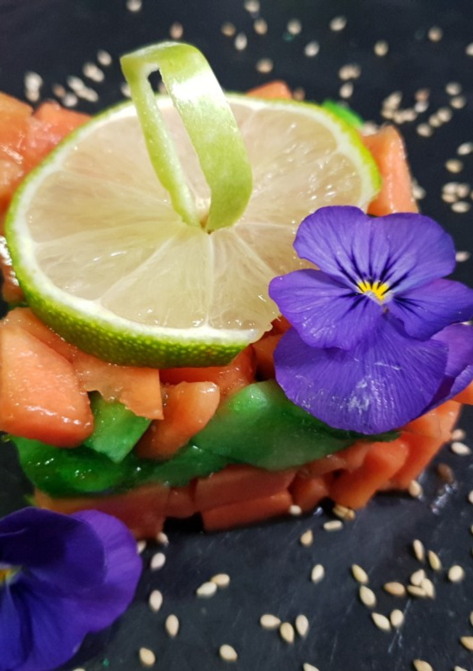 Una foto de ¿ Tartar de salmón y aguacate??... no de manzana y papaya