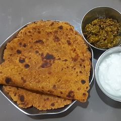 A picture of Jowar paneer thepla.