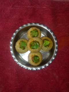A picture of Stuffed golgappa.