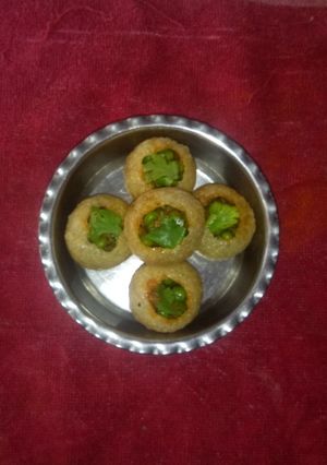 A picture of Stuffed golgappa.