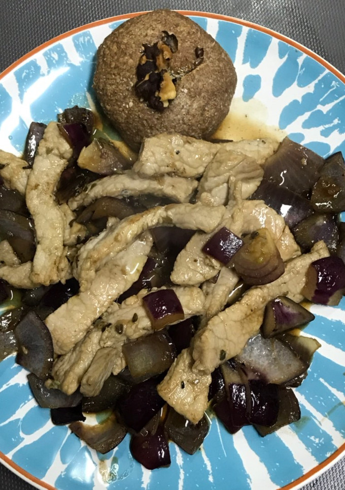 Una foto de Lomo con cebolla en wok. Cena para uno, en 7 minutos
