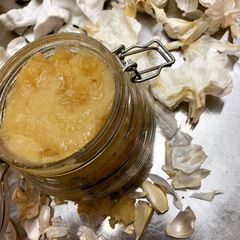 A picture of Fermented garlic honey.