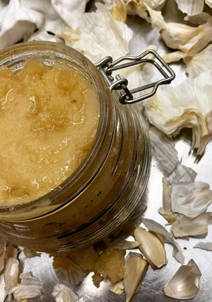 A picture of Fermented garlic honey.