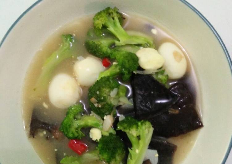 Langkah Mudah untuk Menyiapkan Soup puyuh brokoli jamur yang Lezat