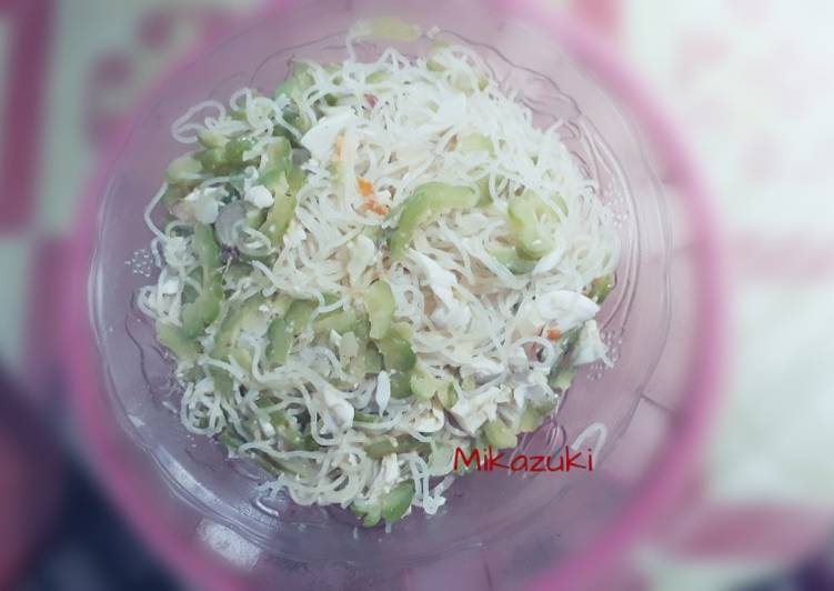 Bihun oseng pare dan telur asin