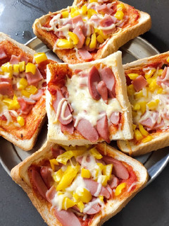 A picture of Bread Pizza.
