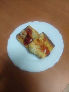 Una foto de Torrijas de bizcocho de limón con piña y mermelada