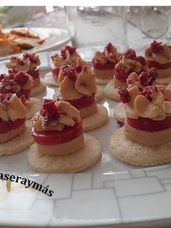 Una foto de Canapés de foie y frambuesa
