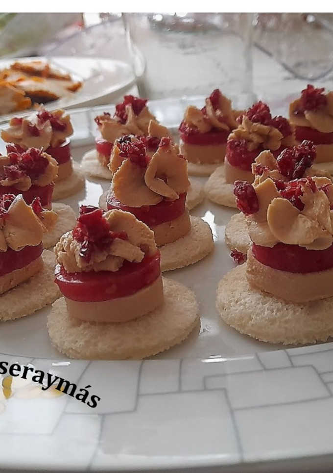 Una foto de Canapés de foie y frambuesa